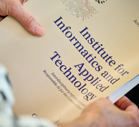 学生が書いている横に、脳が露出したAIロボットが座っているイラスト。